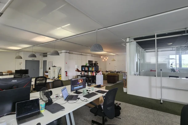 Open Space - 92170 - 8 postes - 290€