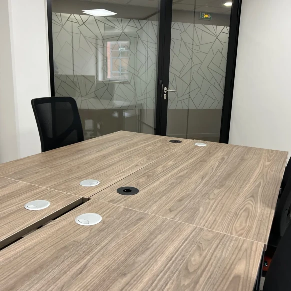 Bureau privé 15 m² 4 postes Location bureau Rue Jeanne Braconnier Meudon 92360 - photo 3