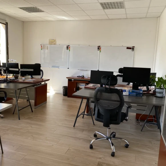 Bureau privé 32 m² 5 postes Location bureau Cours Mirabeau Marignane 13700 - photo 3