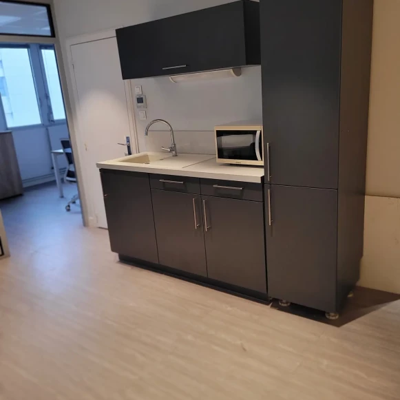 Bureau privé 25 m² 4 postes Location bureau Rue Albert Dennery Tours 37000 - photo 6