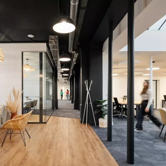 Espace indépendant 370 m² 70 postes Location bureau Rue des Petites Écuries Paris 75010 - photo 2