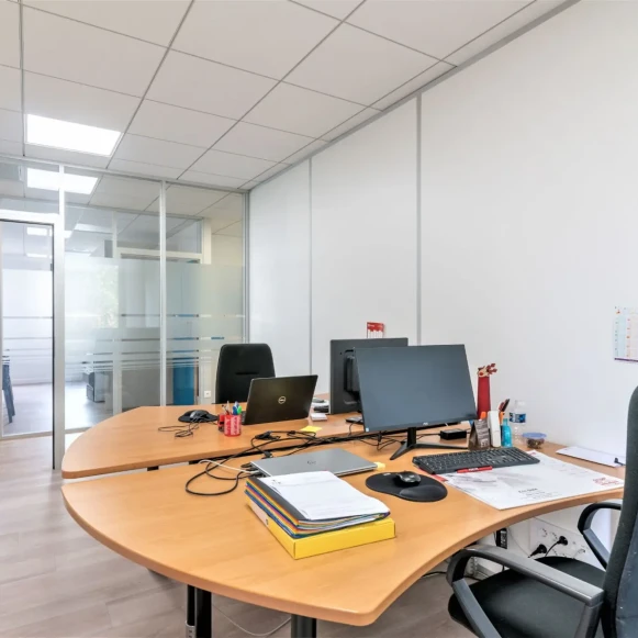 Bureau privé 14 m² 2 postes Location bureau Rue des Vergers Limonest 69760 - photo 1