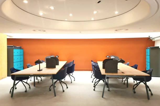 Open Space - 33000 - 4 postes - 310€