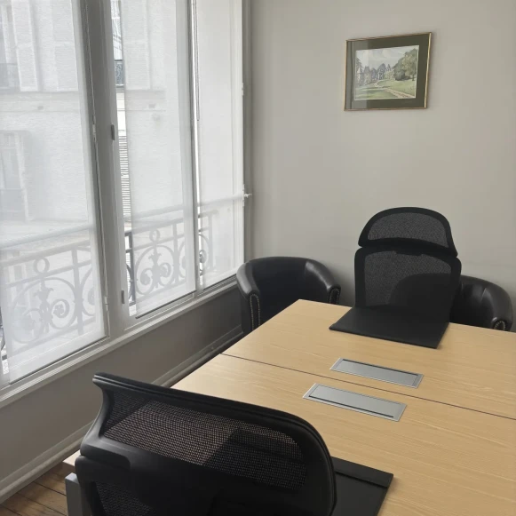 Bureau privé 11 m² 2 postes Location bureau Rue de Naples Paris 75008 - photo 4