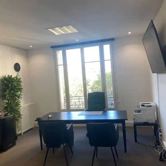 Bureau privé 25 m² 4 postes Location bureau Avenue des Champs-Élysées Paris 75008 - photo 2