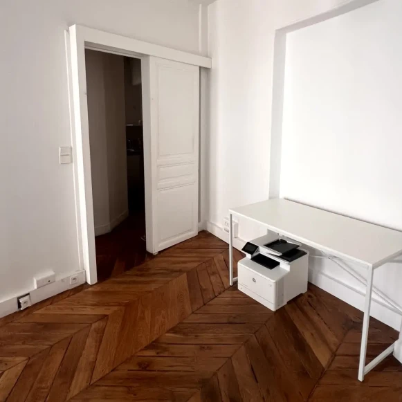 Bureau privé 25 m² 4 postes Location bureau Rue Coq Héron Paris 75001 - photo 5