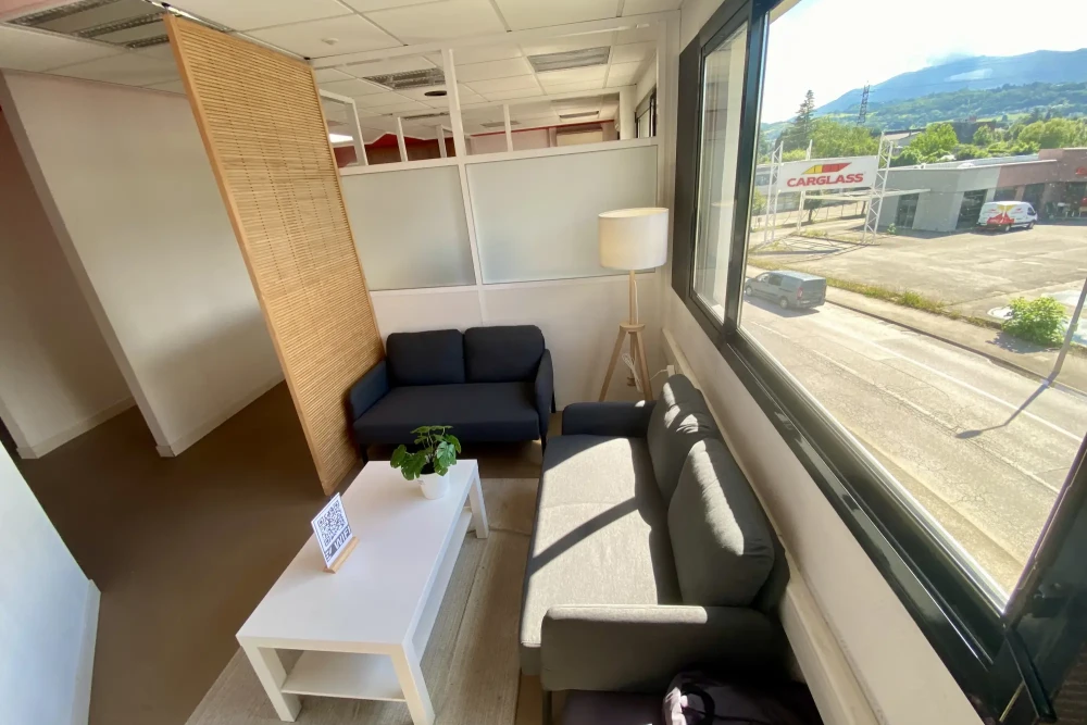 Open Space - 73000 - 8 postes - 250€