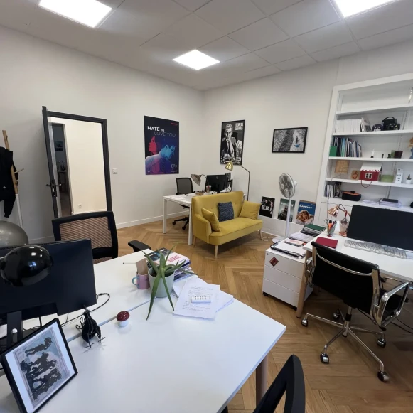 Bureau privé 20 m² 6 postes Coworking Rue Royale Paris 75008 - photo 1