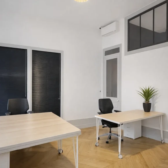 Bureau privé 16 m² 4 postes Location bureau Rue d'Algérie Lyon 69001 - photo 3