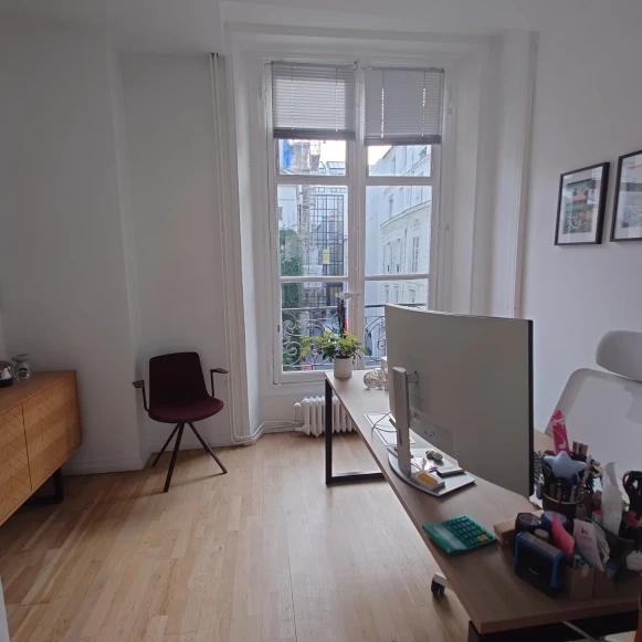 Espace indépendant 28 m² 3 postes Location bureau Rue de Birague Paris 75004 - photo 2