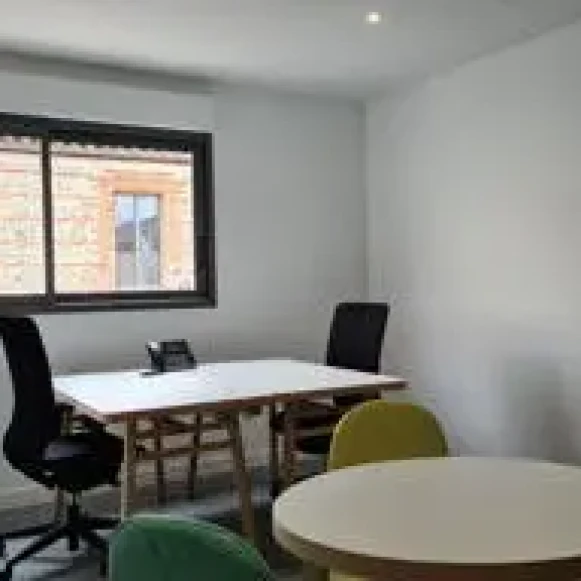 Bureau privé 18 m² 3 postes Coworking Chemin de l'Église de Lalande Toulouse 31200 - photo 1