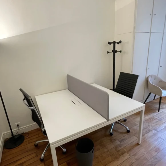 Bureau privé 12 m² 2 postes Location bureau Rue de Messine Paris 75008 - photo 2