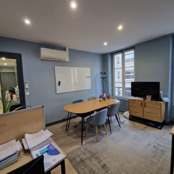 Bureau privé 17 m² 4 postes Location bureau Rue de Surène Paris 75008 - photo 3