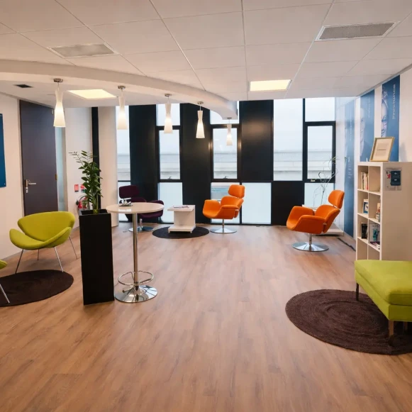 Bureau privé 16 m² 3 postes Coworking Cours Charlemagne Lyon 69002 - photo 2