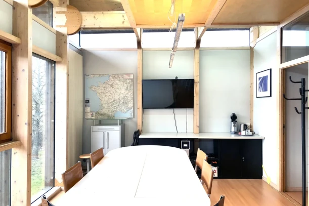 Open Space - 42600 - 8 postes - 250€