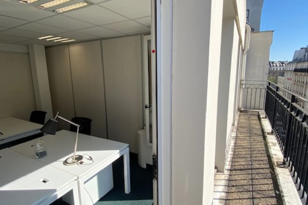 Bureau privé - 75010 - 3 postes - 2100€