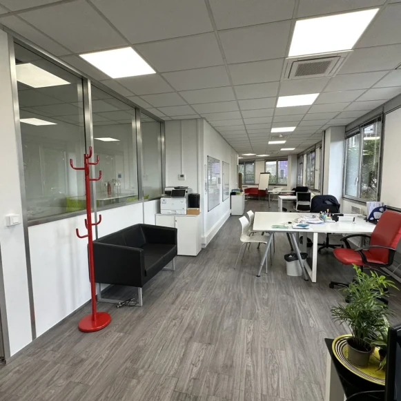 Bureau privé 99 m² 12 postes Location bureau Boulevard des Bouvets Nanterre 92000 - photo 1