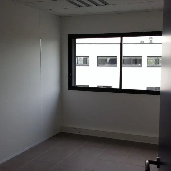 Bureau privé 30 m² 3 postes Location bureau Rue Topaze Éguilles 13510 - photo 2