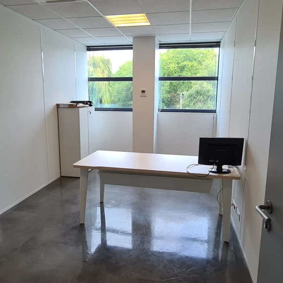 Bureau privé 16 m² 3 postes Coworking Square Benjamin Franklin Montigny-le-Bretonneux 78180 - photo 1