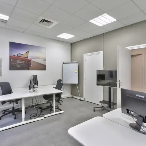 Bureau privé 21 m² 4 postes Location bureau Rue Notre Dame des Victoires Paris 75002 - photo 4