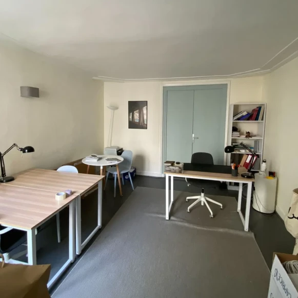 Bureau privé 17 m² 3 postes Location bureau Rue de Châteaudun Paris 75009 - photo 1