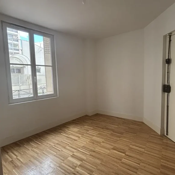 Bureau privé 13 m² 2 postes Location bureau Rue des Annelets Paris 75019 - photo 1