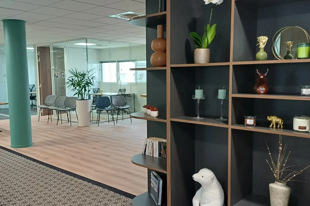 Open Space - 44000 - 5 postes - 240€