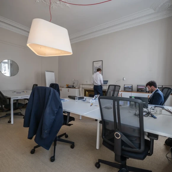 Bureau privé 35 m² 8 postes Coworking Rue Crozilhac Bordeaux 33000 - photo 1