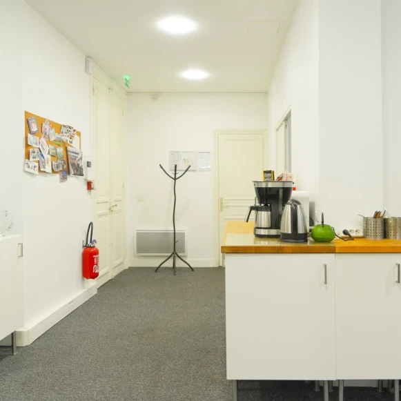 Bureau privé 25 m² 4 postes Location bureau Boulevard de Sébastopol Paris 75001 - photo 3