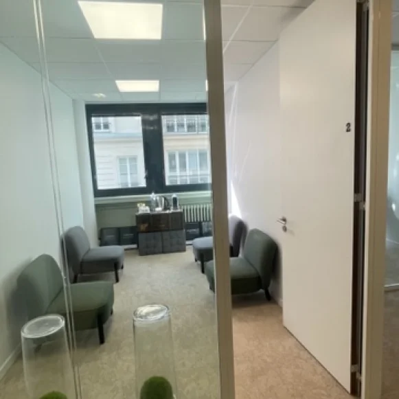 Bureau privé 10 m² 2 postes Coworking Avenue de Villiers Paris 75017 - photo 2