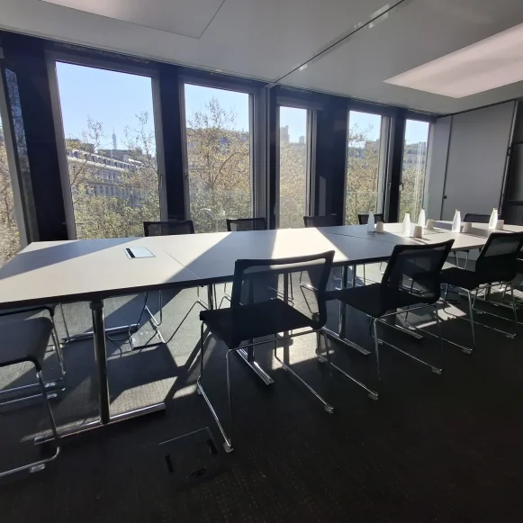 Bureau privé 15 m² 3 postes Location bureau Avenue des Champs-Élysées Paris 75008 - photo 1