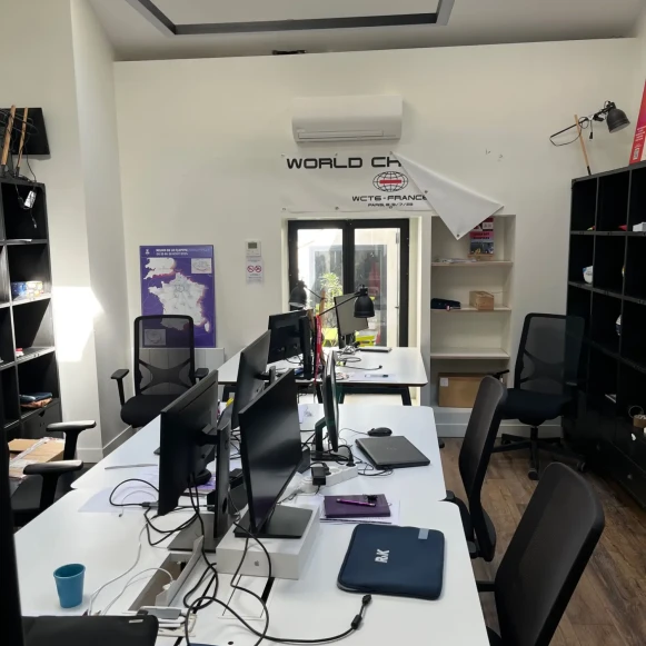 Bureau privé 25 m² 6 postes Location bureau Rue de Tocqueville Paris 75017 - photo 2