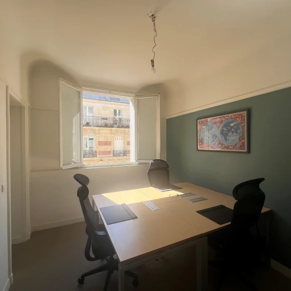 Bureau privé 12 m² 3 postes Location bureau Rue de Naples Paris 75008 - photo 1