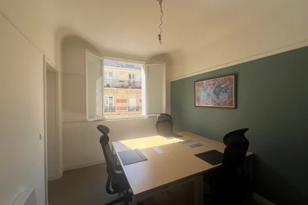 Bureau privé - 75008 - 3 postes - 1400€