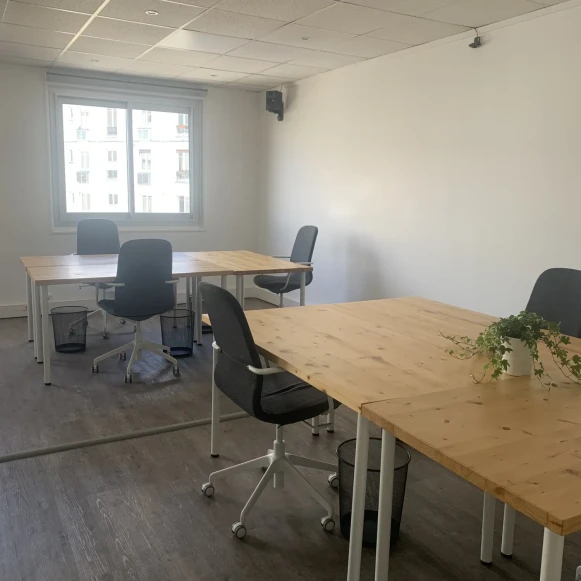 Bureau privé 25 m² 6 postes Coworking Rue Chanzy Paris 75011 - photo 4