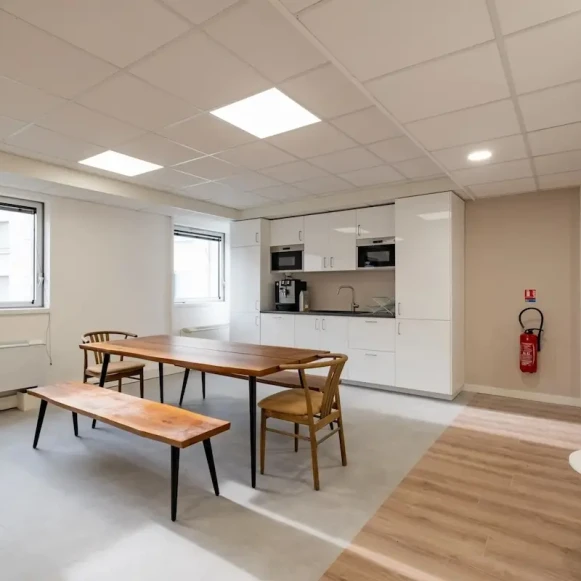 Bureau privé 32 m² 8 postes Coworking Rue Maurice Flandin Lyon 69003 - photo 3