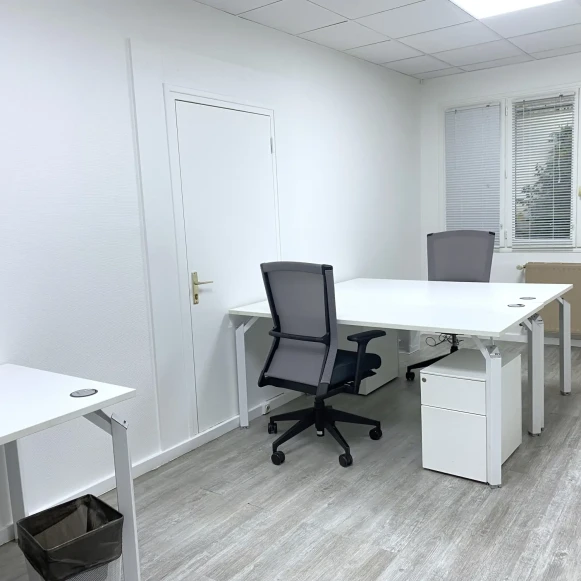 Bureau privé 17 m² 3 postes Coworking Rue des Chantiers Versailles 78000 - photo 3