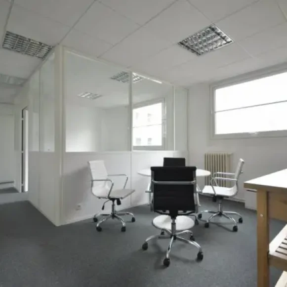 Bureau privé 13 m² 3 postes Coworking Rue du Calvaire Nantes 44000 - photo 4