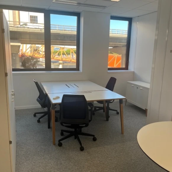 Bureau privé 15 m² 3 postes Location bureau Quai du Lazaret Marseille 13002 - photo 2