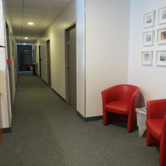 Bureau privé 11 m² 2 postes Coworking Chemin du Moulin Carron Dardilly 69570 - photo 4