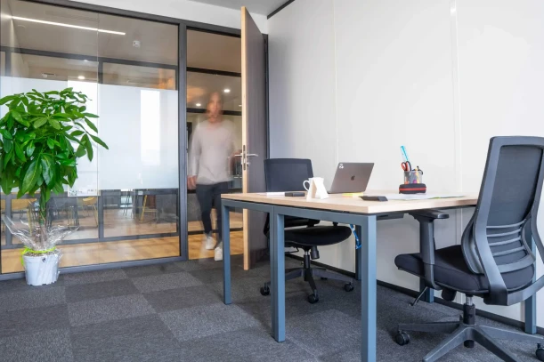 Bureau privé - 06200 - 2 postes - 890€