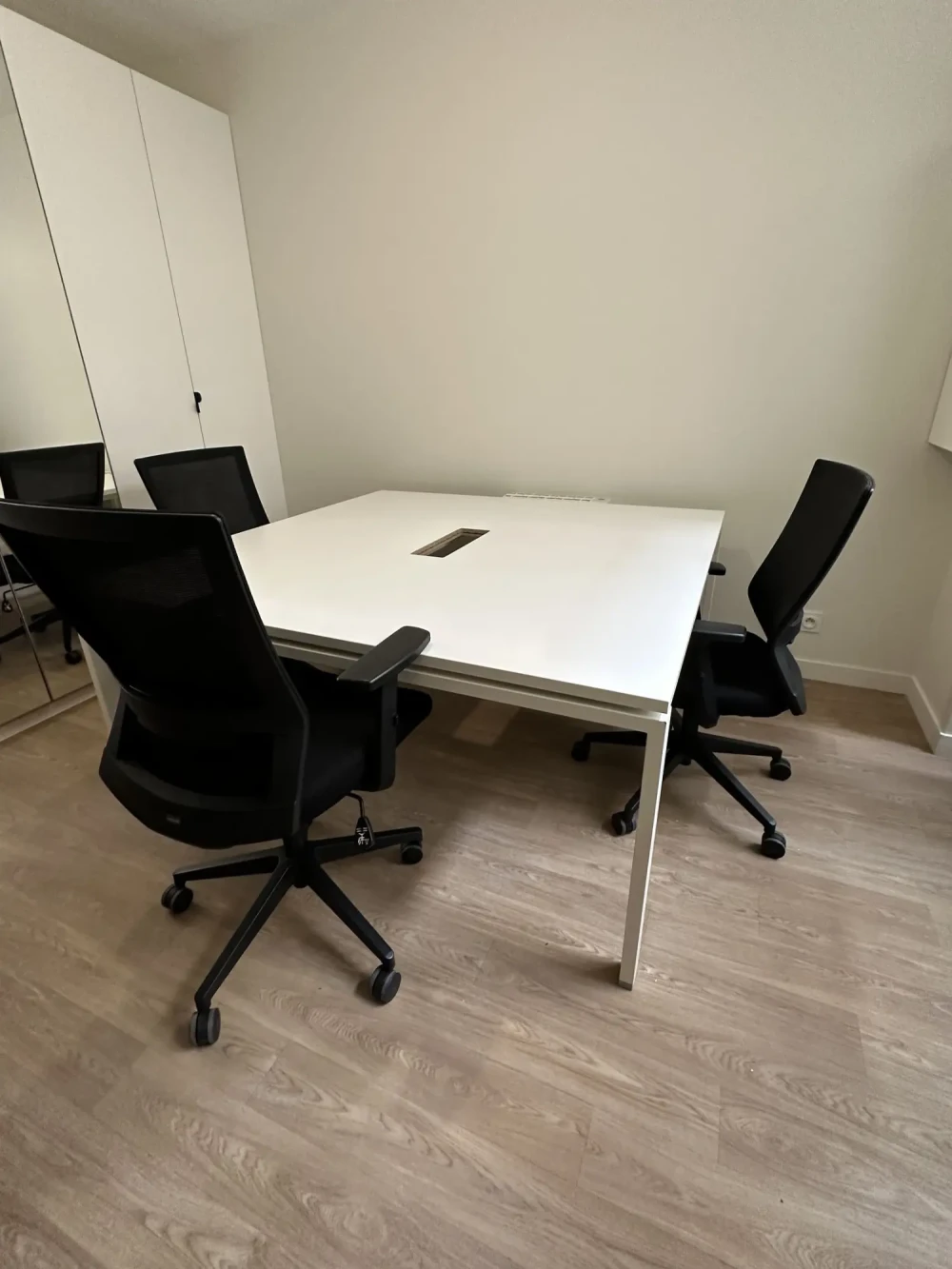 Bureau privé - 75006 - 3 postes - 1250€