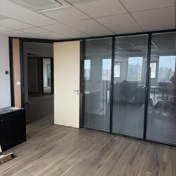 Bureau privé 25 m² 5 postes Coworking Route de Bischwiller Schiltigheim 67300 - photo 1