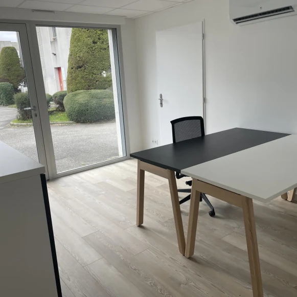 Bureau privé 15 m² 3 postes Location bureau Avenue Marc Seguin Privas 07000 - photo 1