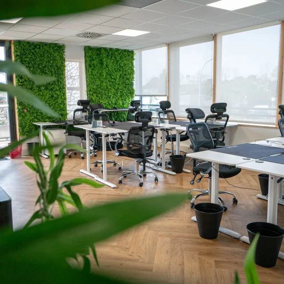 Bureau privé 11 m² 2 postes Coworking Avenue de Canteranne Pessac 33600 - photo 1