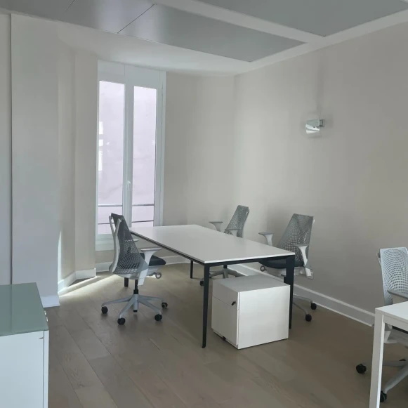 Bureau privé 30 m² 6 postes Coworking Rue de Châteaudun Paris 75009 - photo 2