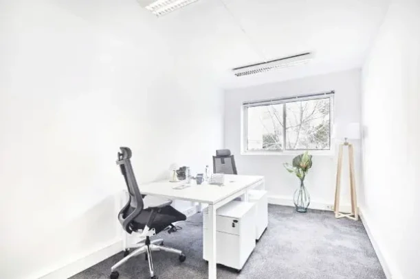 Bureau privé - 13008 - 3 postes - 1786€