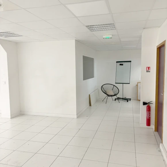 Espace indépendant 156 m² 25 postes Location bureau Rue du Moulin Joly Paris 75011 - photo 2