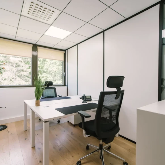 Bureau privé 15 m² 2 postes Location bureau Rue Robert Caumont Bordeaux 33300 - photo 1