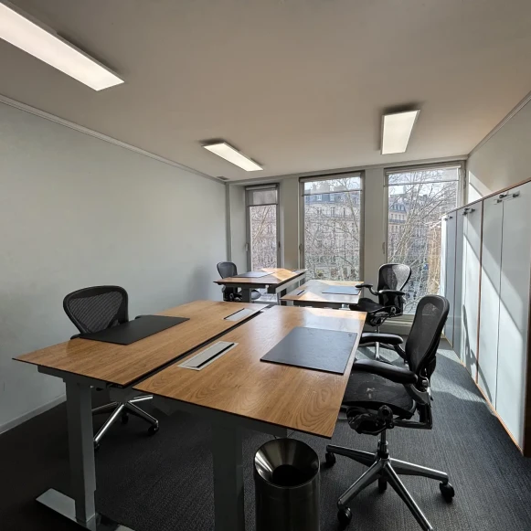 Bureau privé 22 m² 4 postes Coworking Avenue des Champs-Élysées Paris 75008 - photo 1